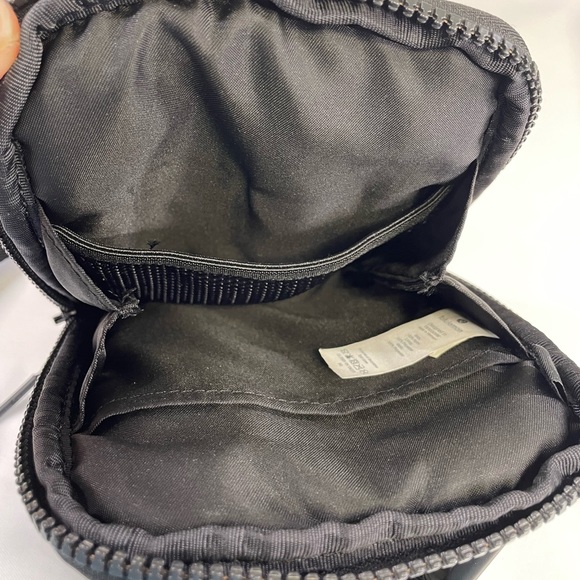 Lululemon black crossbody / waist convertible easy access belt bag - Picture 9 of 11